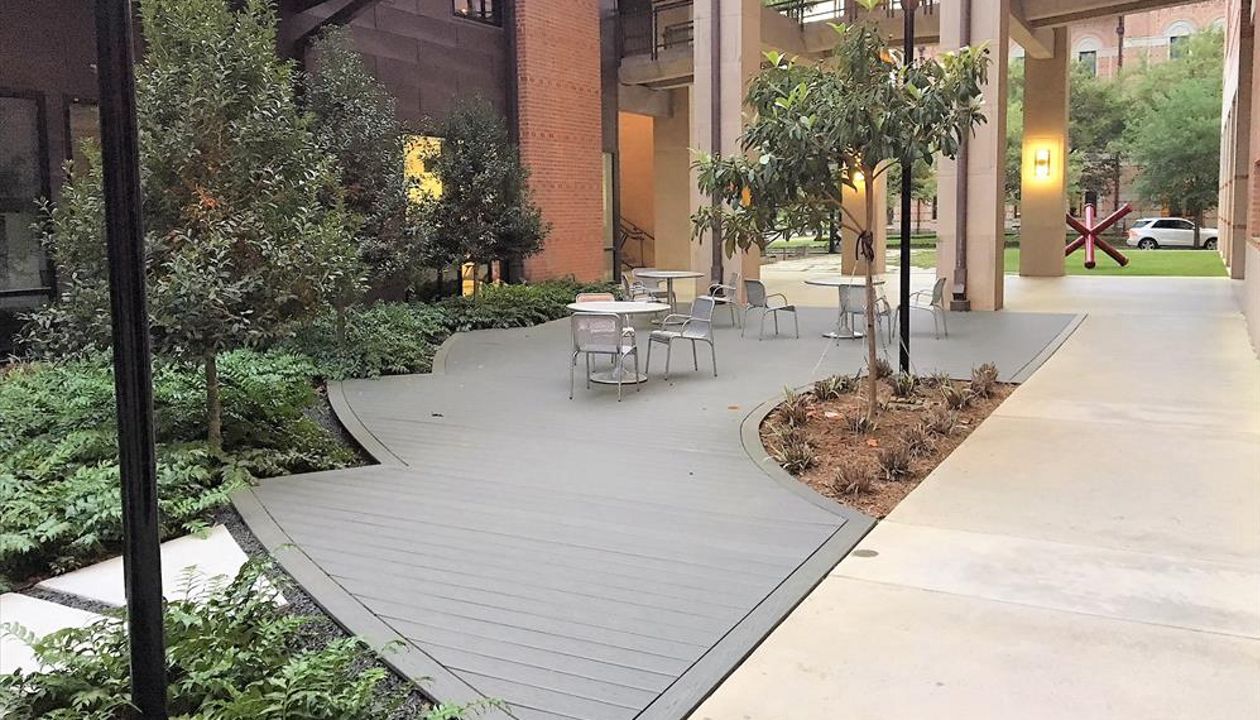 Clamshell deck with curves