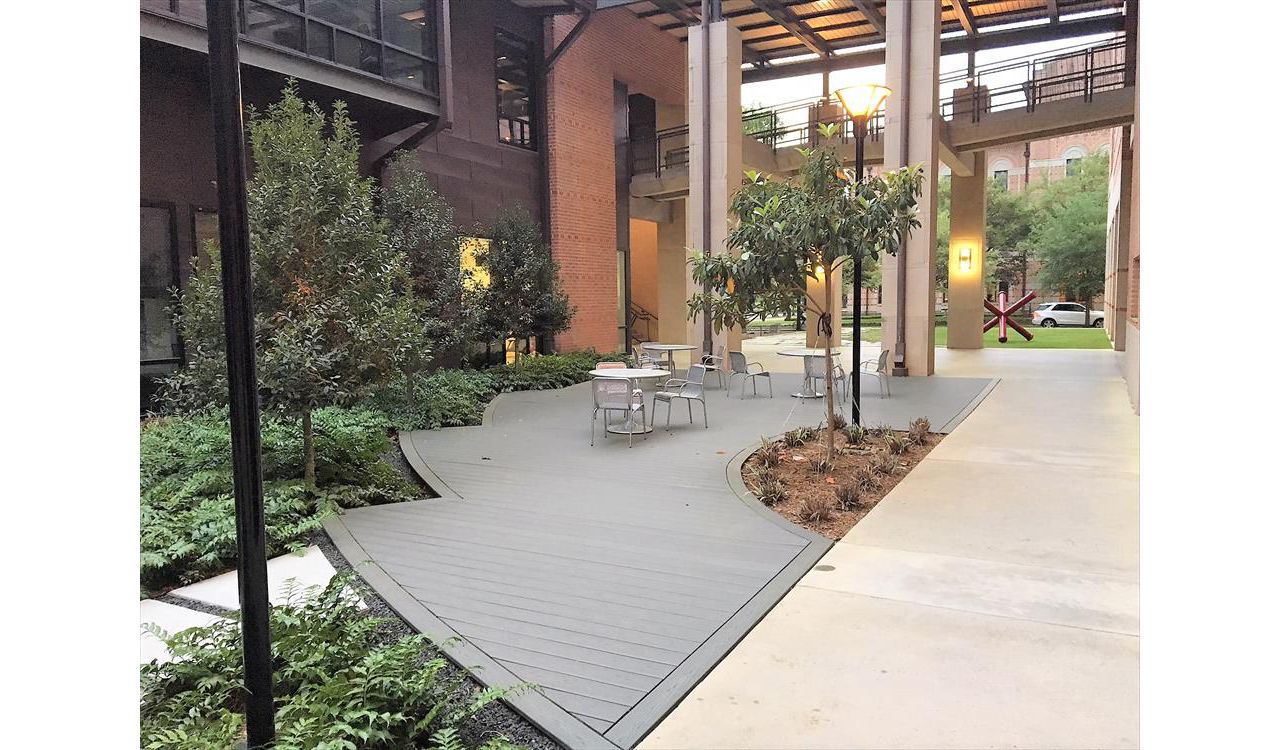 Clamshell deck with curves