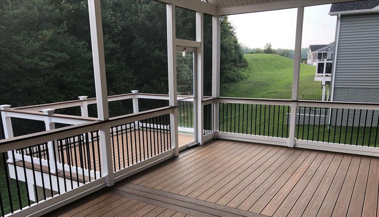 Two-tone Trex Transcend Havana Gold & Spiced Rum Porch and deck