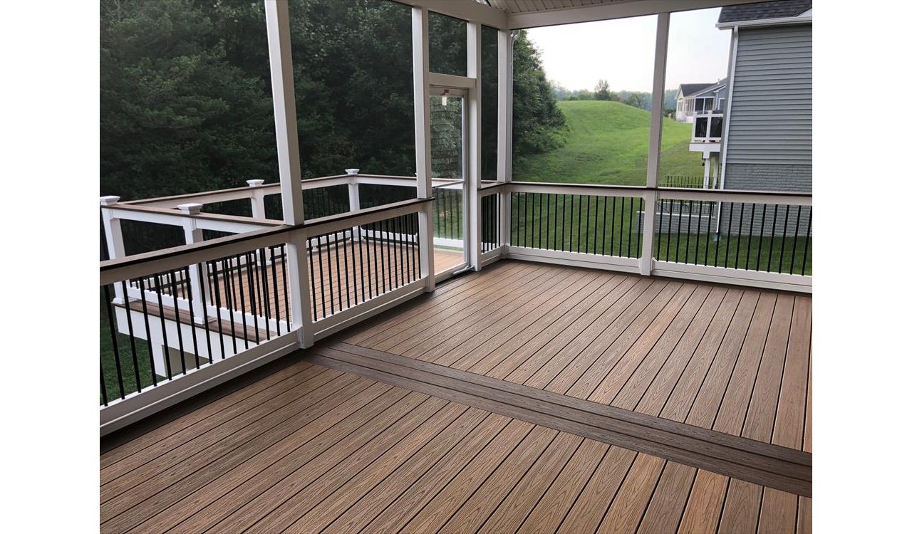 Two-tone Trex Transcend Havana Gold & Spiced Rum Porch and deck