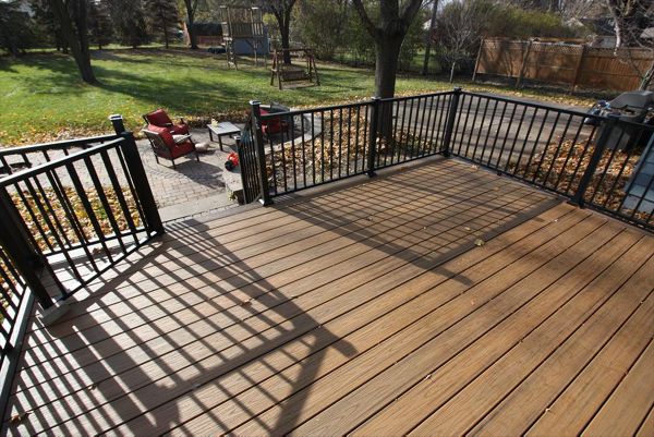 Trex Transcend Havana Gold & Spiced Rum with Trex Signature Charcoal Black Aluminum Railing, Trex Signature Post Cap Lights, & Trex Aluminum Gate