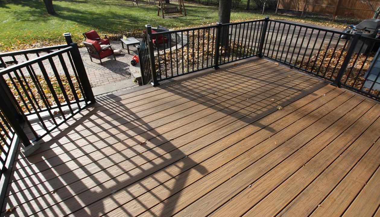 Trex Transcend Havana Gold & Spiced Rum with Trex Signature Charcoal Black Aluminum Railing, Trex Signature Post Cap Lights, & Trex Aluminum Gate