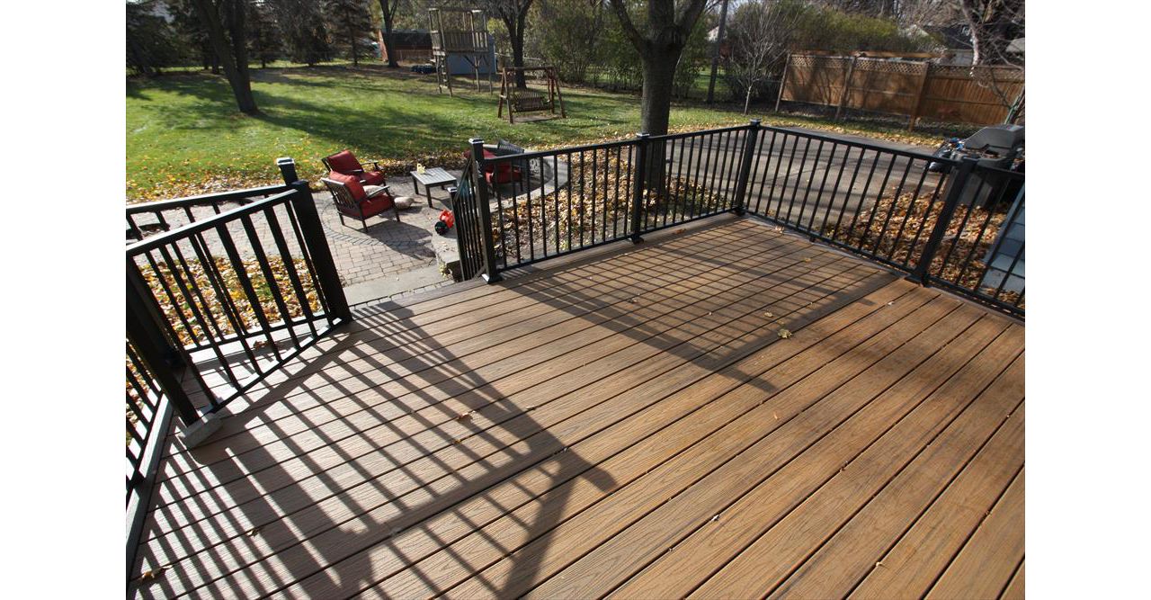 Trex Transcend Havana Gold & Spiced Rum with Trex Signature Charcoal Black Aluminum Railing, Trex Signature Post Cap Lights, & Trex Aluminum Gate
