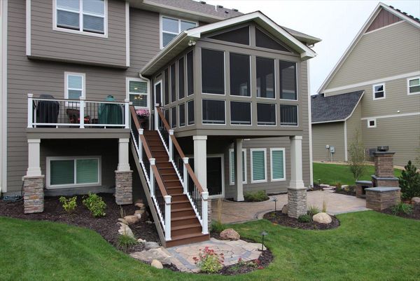 Trex decking, fascia, and risers in Saddle with Trex Transcend railing in white with a drink rail in Saddle - Plymouth