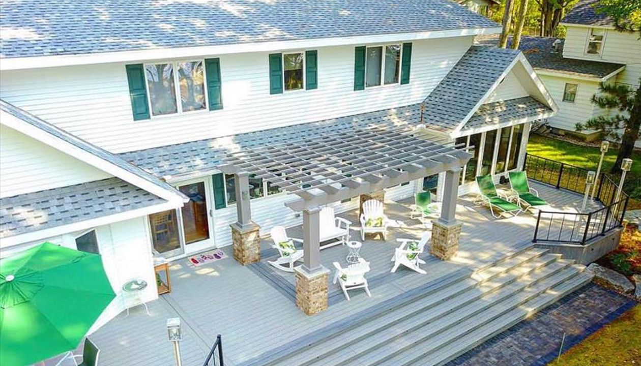 Trex Deck with Trex Pergola