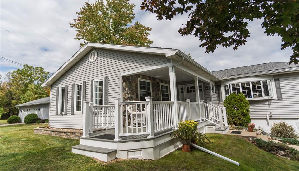 Front porch with custom front walk out.