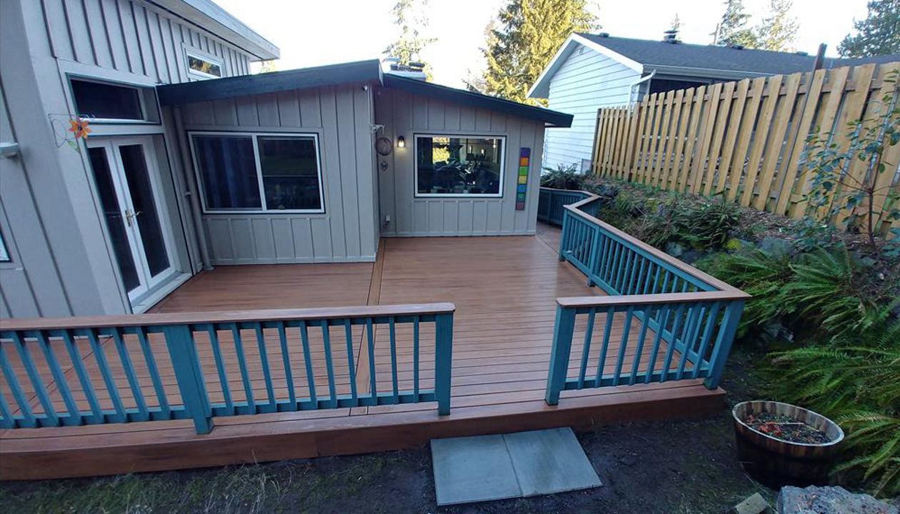 Trex Transcend Tropicals Tiki Torch deck remodel with new composite rail cap.