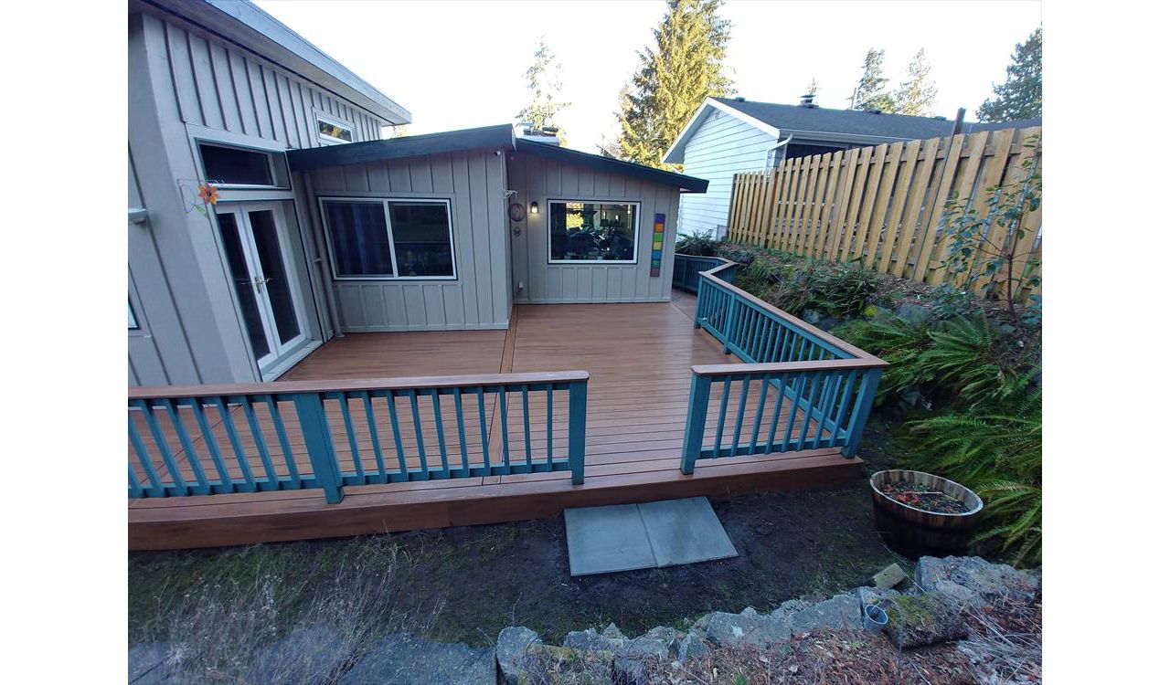 Trex Transcend Tropicals Tiki Torch deck remodel with new composite rail cap.
