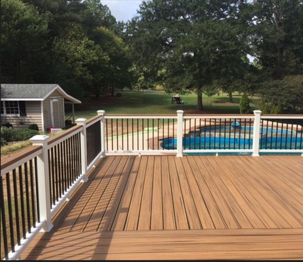 Trex Transcend Havana Gold deck with Transcend Classic White Railings and cocktail 2x4 Havana Gold top rail