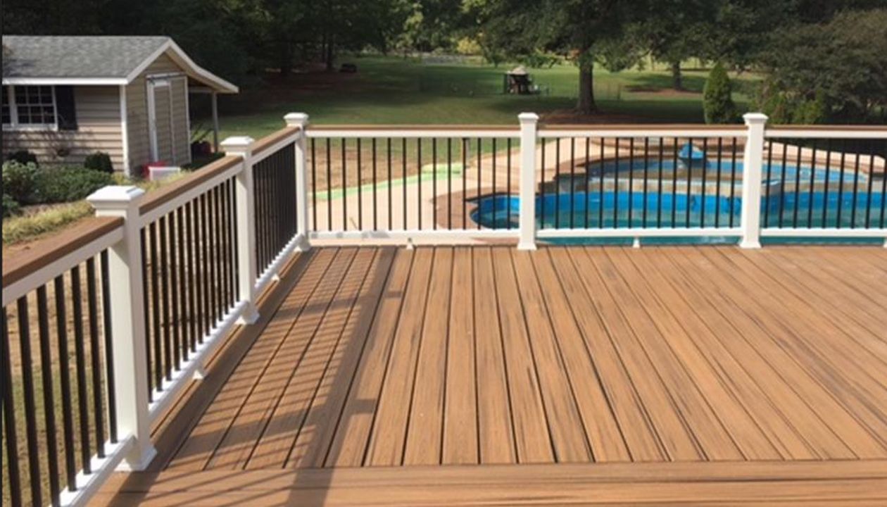 Trex Transcend Havana Gold deck with Transcend Classic White Railings and cocktail 2x4 Havana Gold top rail