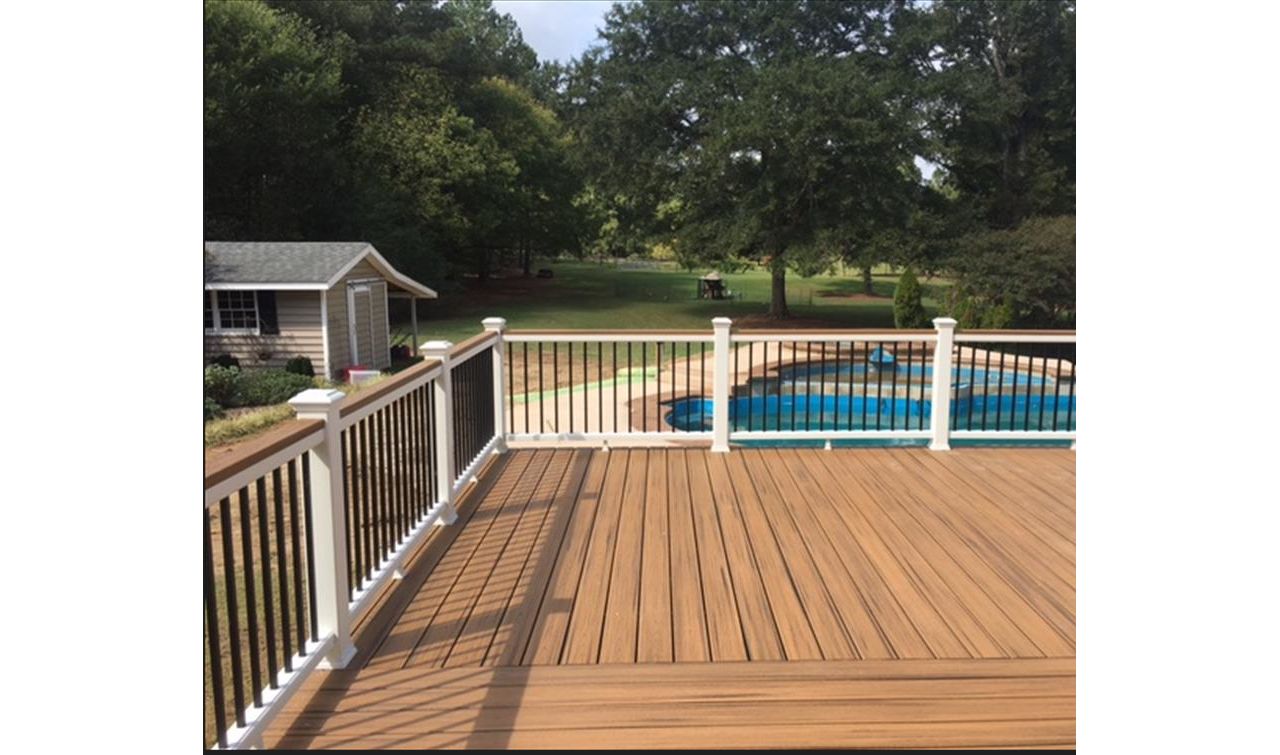 Trex Transcend Havana Gold deck with Transcend Classic White Railings and cocktail 2x4 Havana Gold top rail