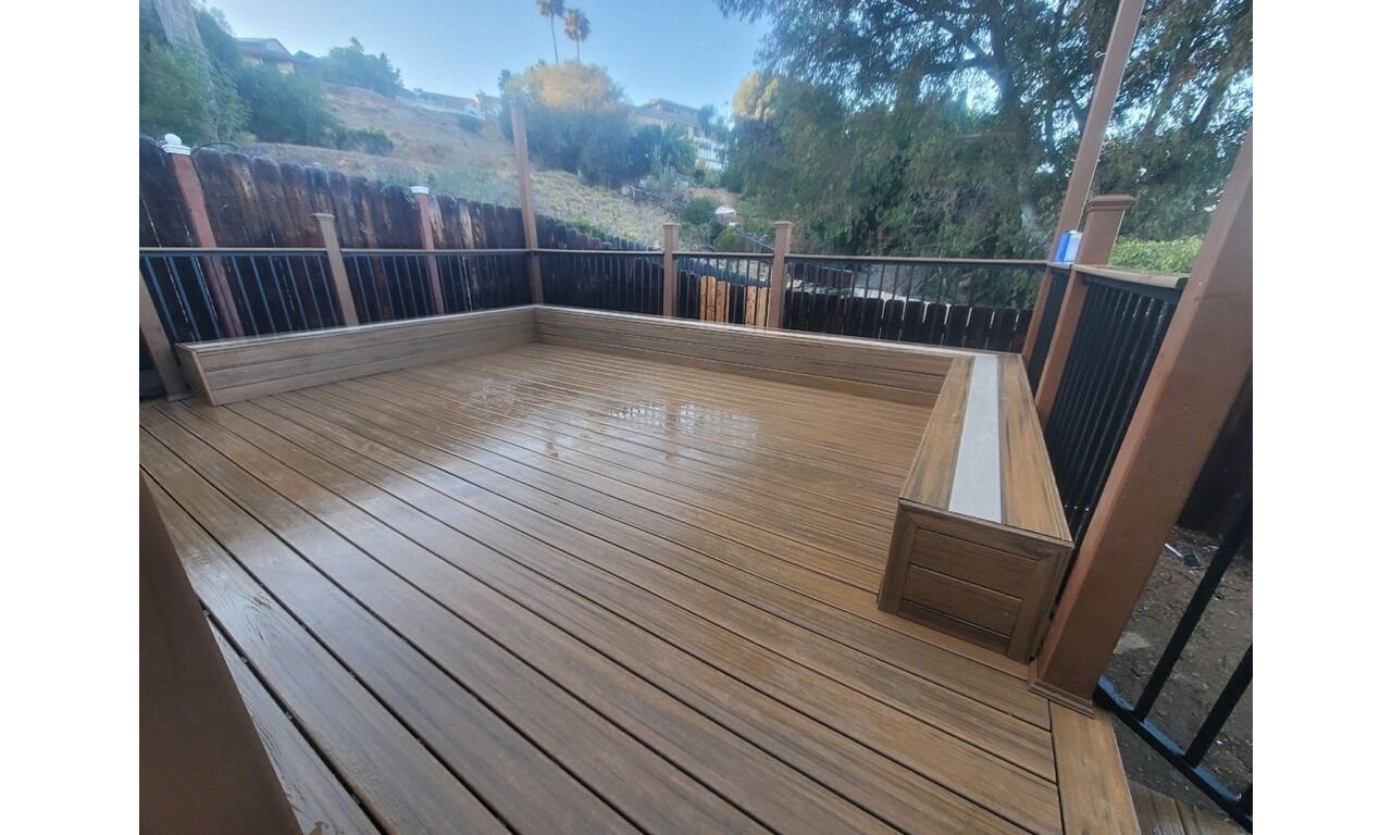 Trex Deck with Trex Bench Seating