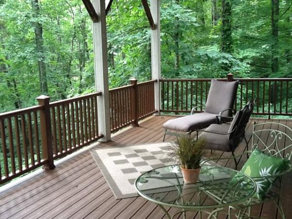 Room to spread out and sit on this Trex Transcend Treehouse deck in Waynesville, NC