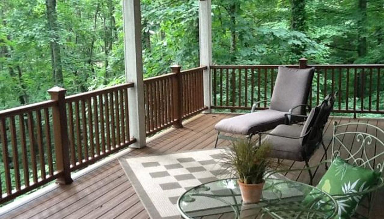 Room to spread out and sit on this Trex Transcend Treehouse deck in Waynesville, NC