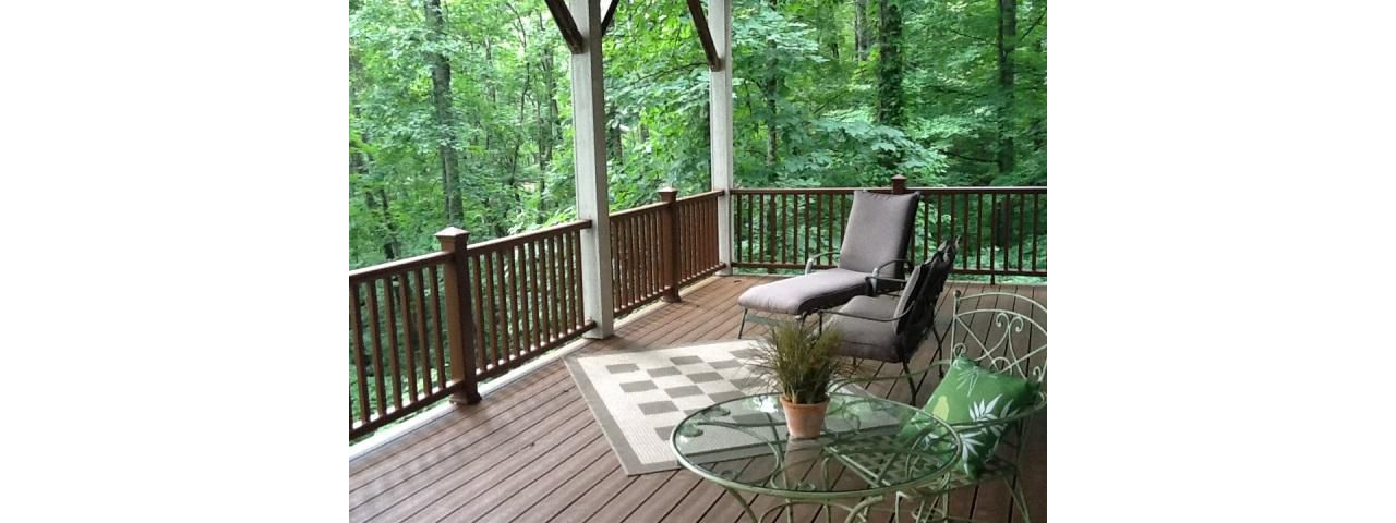 Room to spread out and sit on this Trex Transcend Treehouse deck in Waynesville, NC