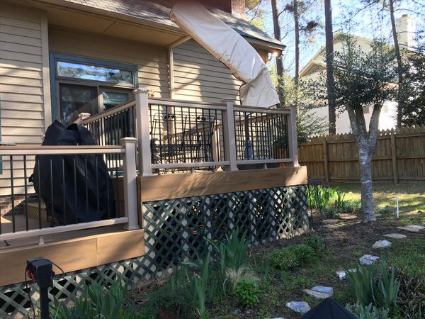 Trex Transcend Rope Swing Railing with black round aluminum balusters give a great contemporary look