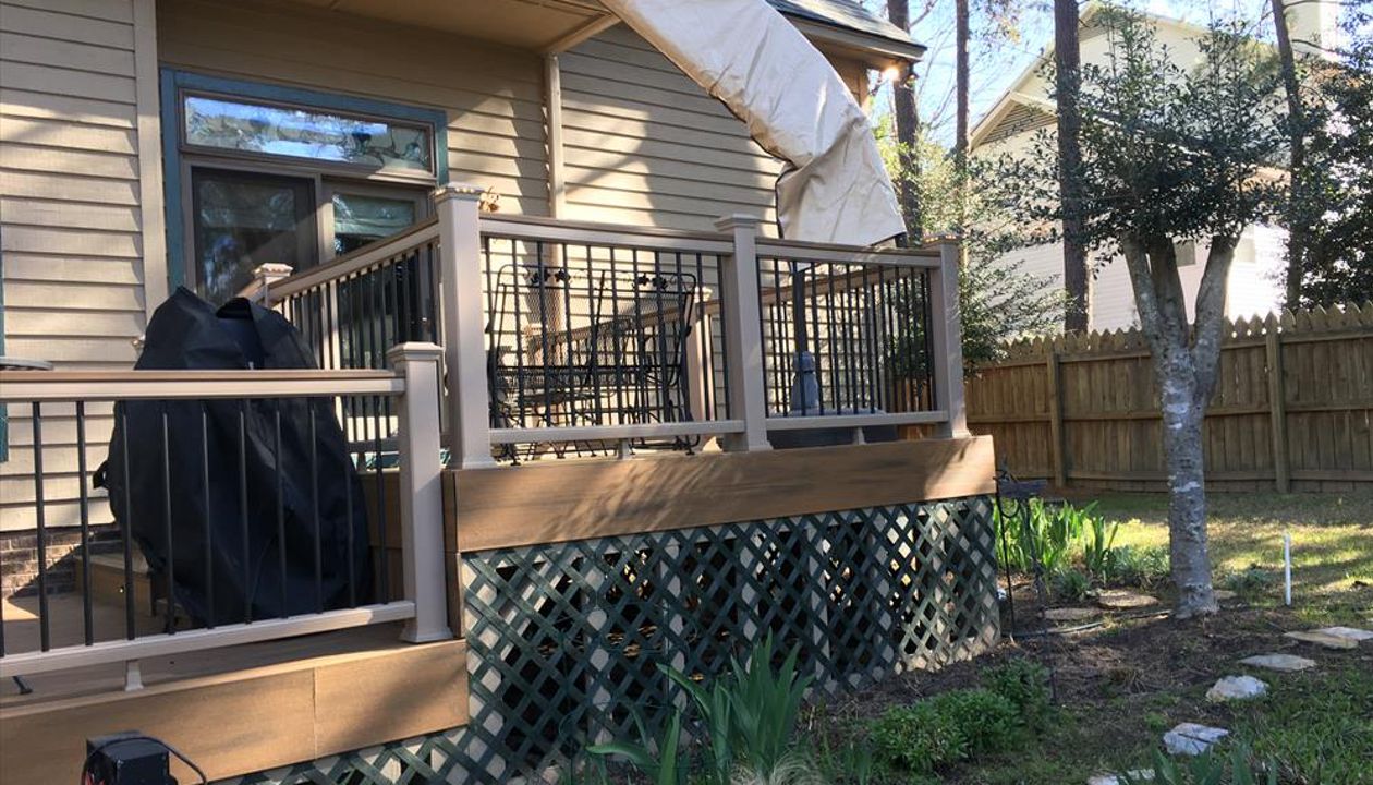 Trex Transcend Rope Swing Railing with black round aluminum balusters give a great contemporary look