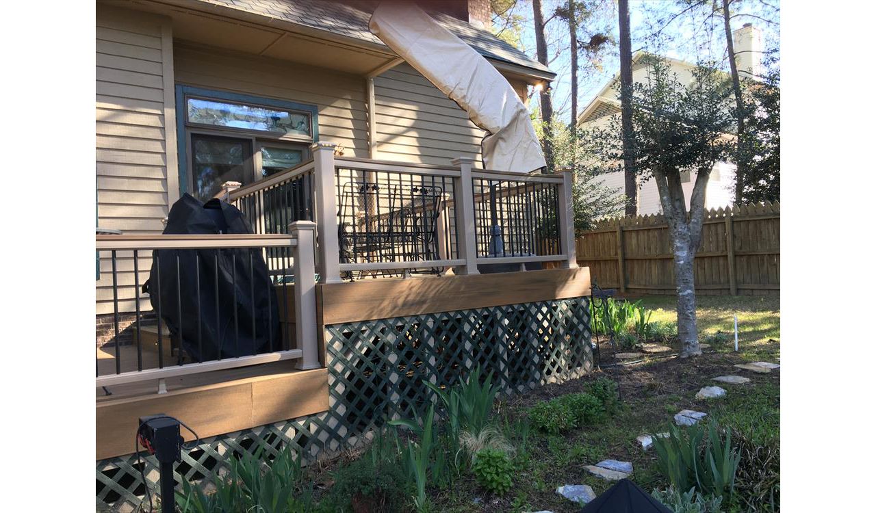 Trex Transcend Rope Swing Railing with black round aluminum balusters give a great contemporary look