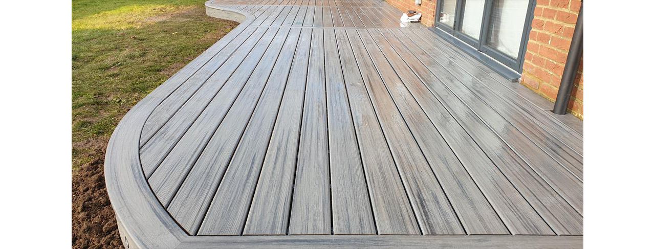 Custom curved trex composite deck using island mist from the transcend tropical range with a 50yr warranty, located in castlethorpe Milton keynes