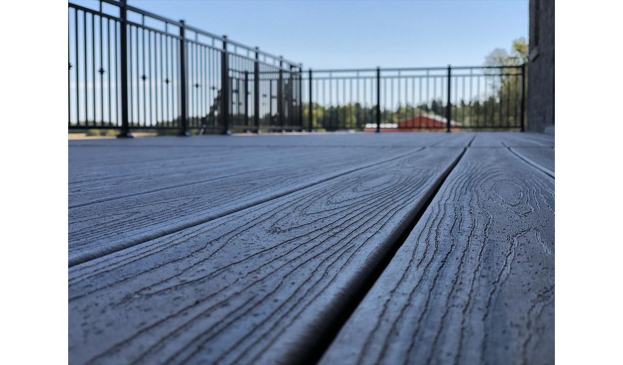 Trex Havana Gold backyard deck done by Royal innovation
