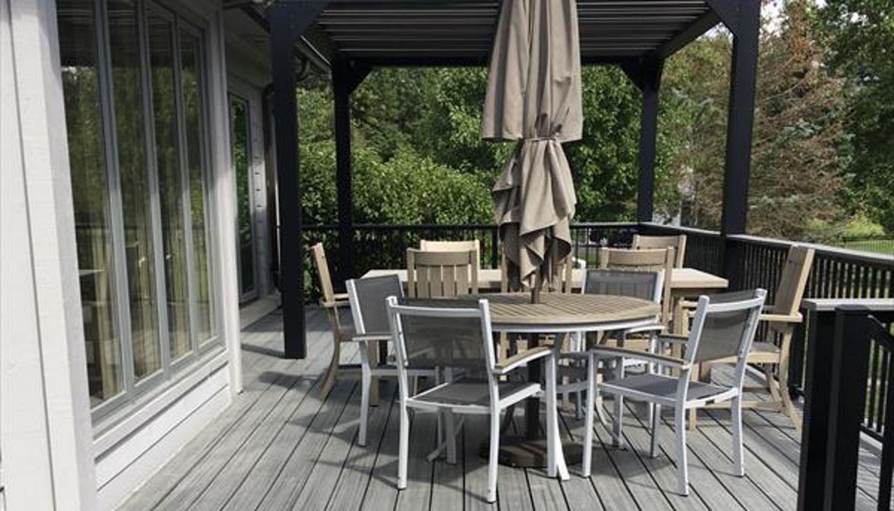 Trex Transcend Island Mist decking. Trex Signature railing w/ Island Mist cocktail board. - Carmel, IN