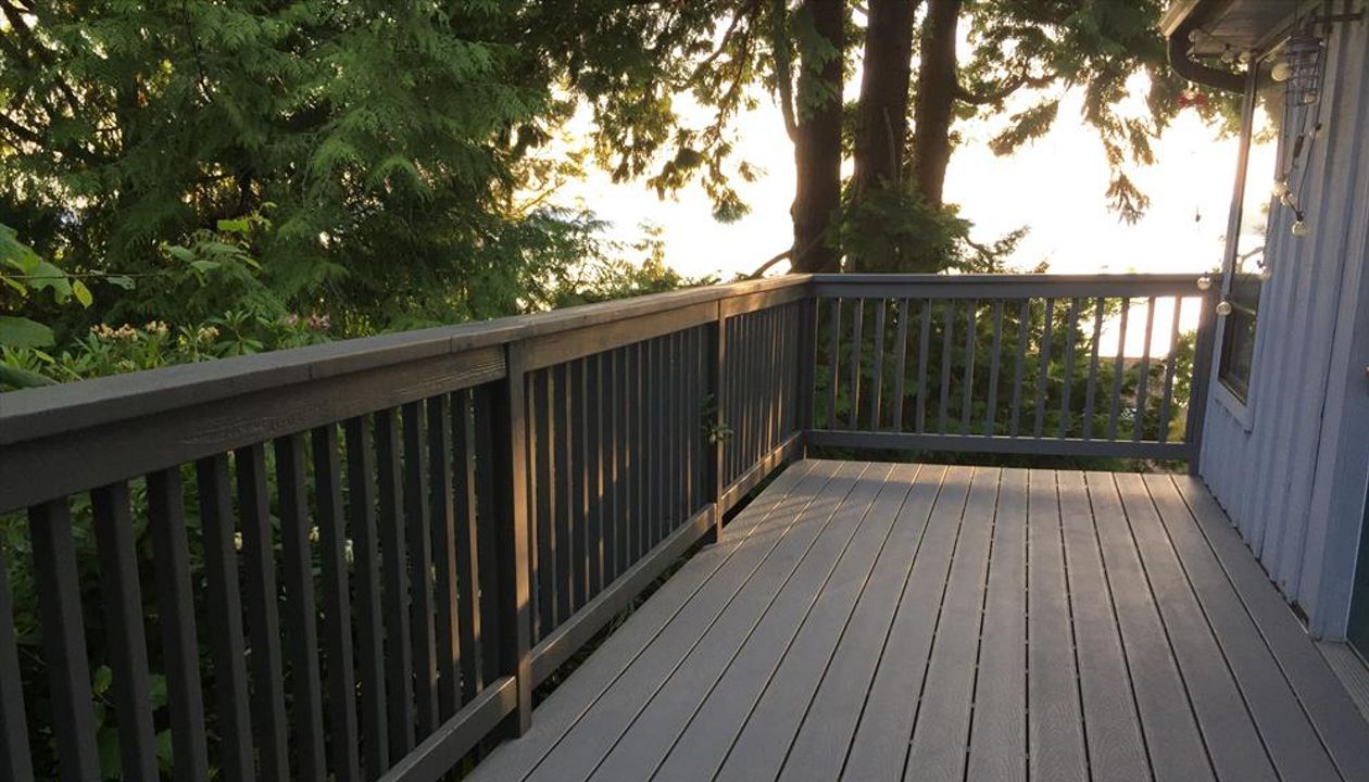 Pebble grey decking with grey rails