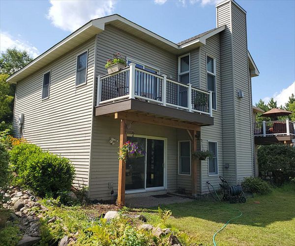 Trex Transcend Composite Decking in Spiced Rum Color with Trex Transcend Railing in Classic White with Black, Aluminum Balusters and a Spiced Rum Drink Rail on top of the Raililng