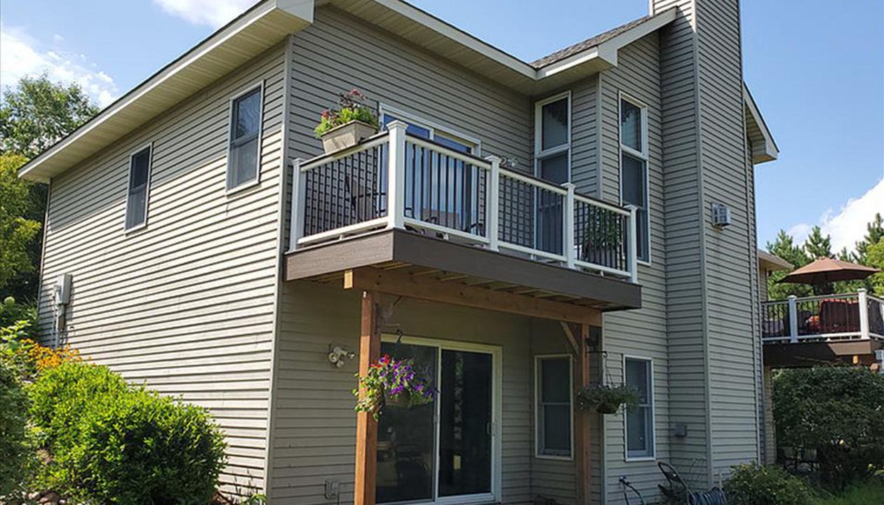 Trex Transcend Composite Decking in Spiced Rum Color with Trex Transcend Railing in Classic White with Black, Aluminum Balusters and a Spiced Rum Drink Rail on top of the Raililng