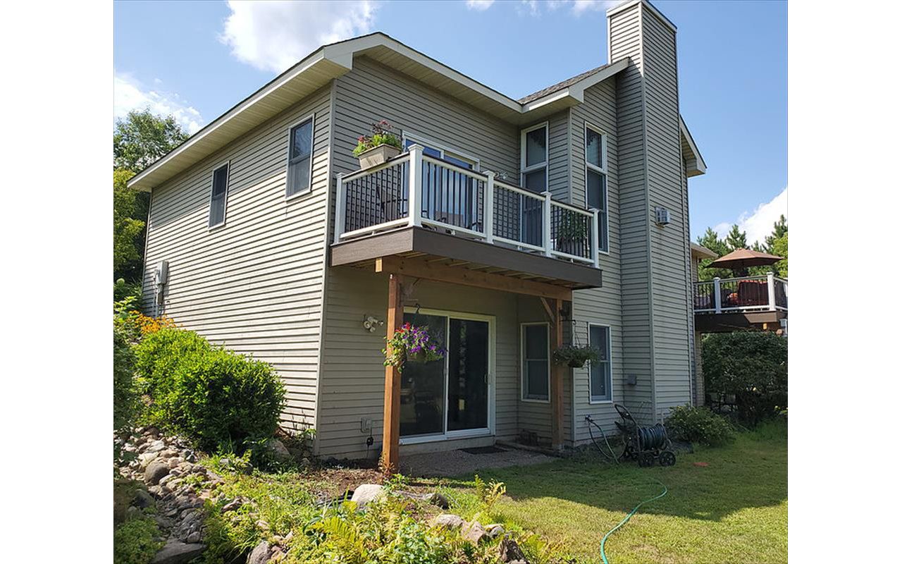 Trex Transcend Composite Decking in Spiced Rum Color with Trex Transcend Railing in Classic White with Black, Aluminum Balusters and a Spiced Rum Drink Rail on top of the Raililng