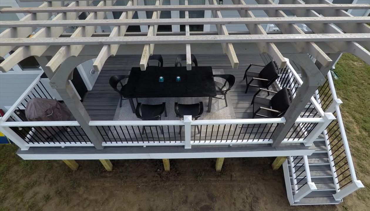 Trex Transcend Island Mist, Trex White Fascia, Trex Transcend Railing - Zionsville, Indiana