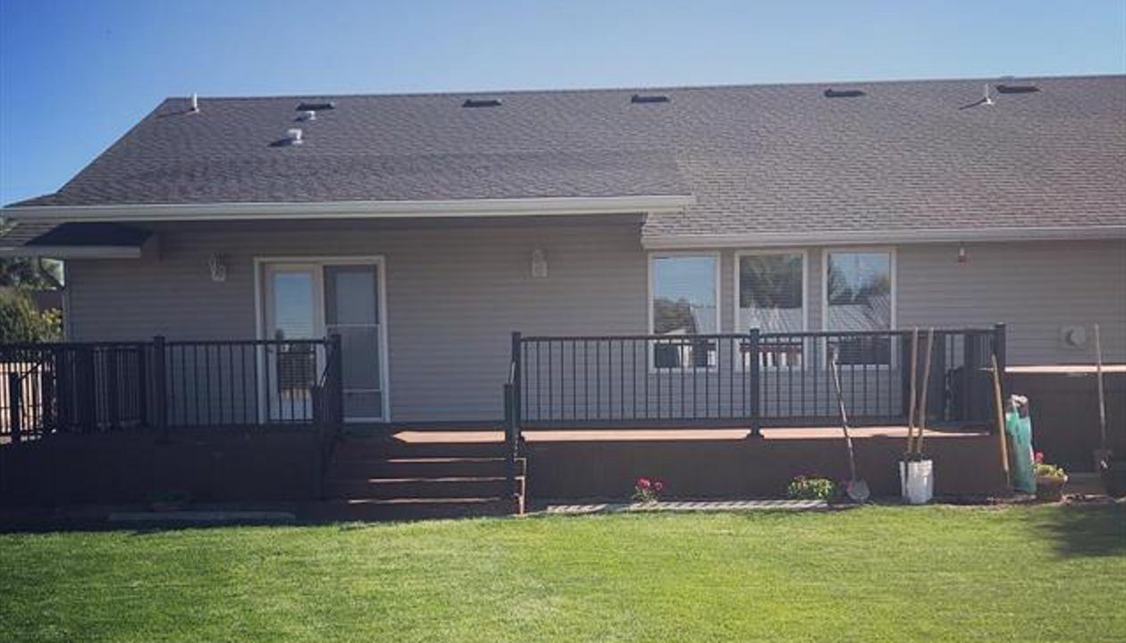 Trex Select Saddle with Black Railing