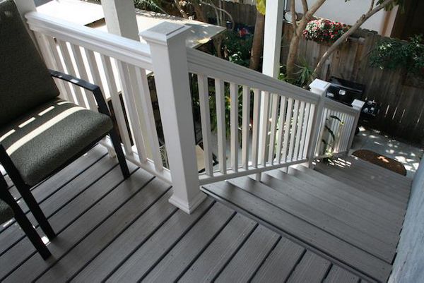 Trex Deck with traditional white Handrails and Stairs