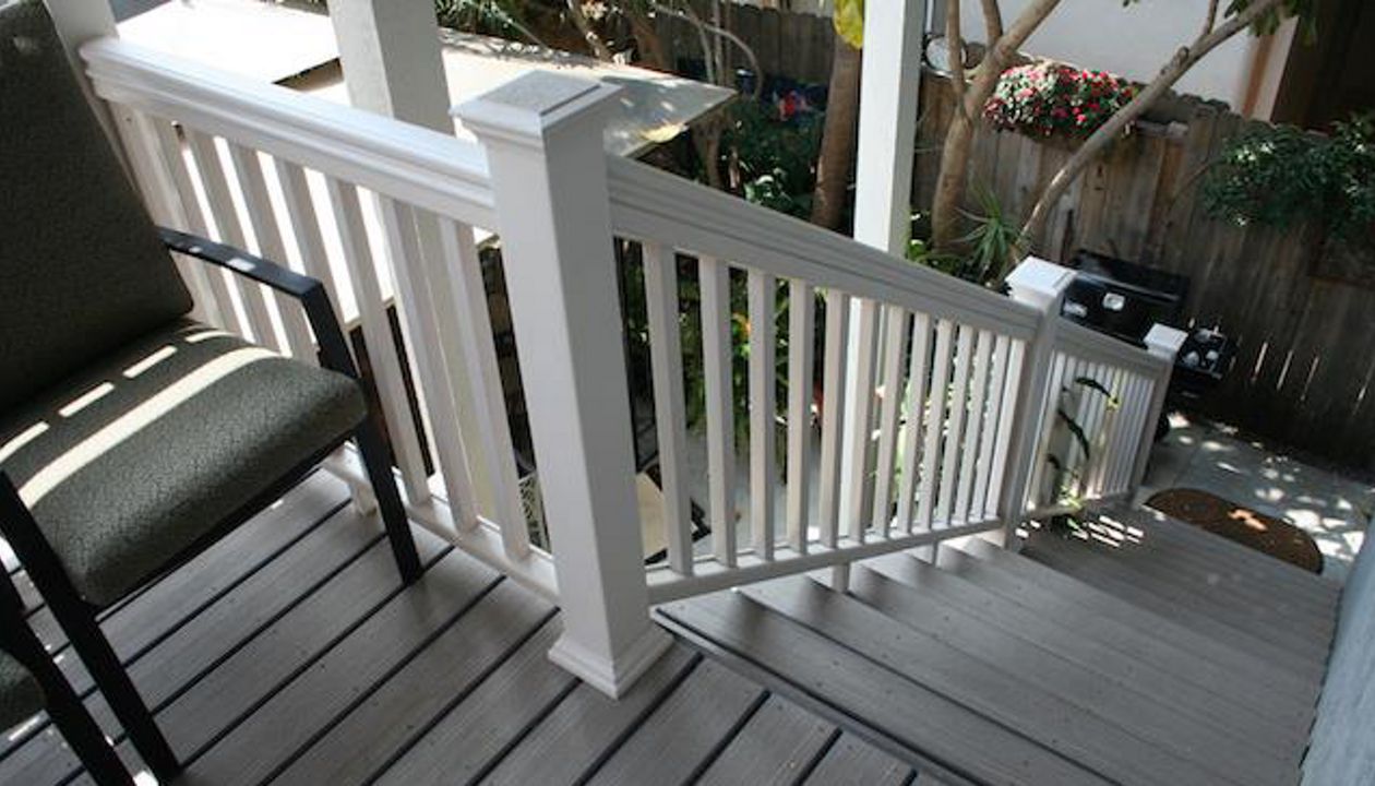 Trex Deck with traditional white Handrails and Stairs