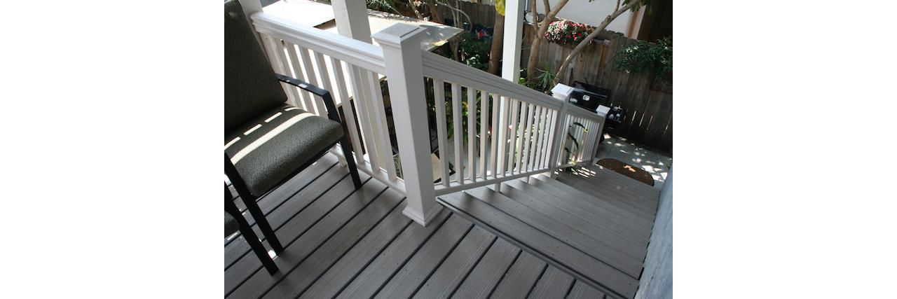 Trex Deck with traditional white Handrails and Stairs