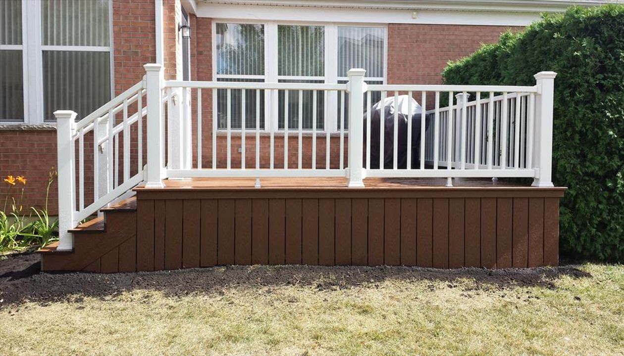 Trex Select decking in Saddle. Trex Select railing system in Classic White.