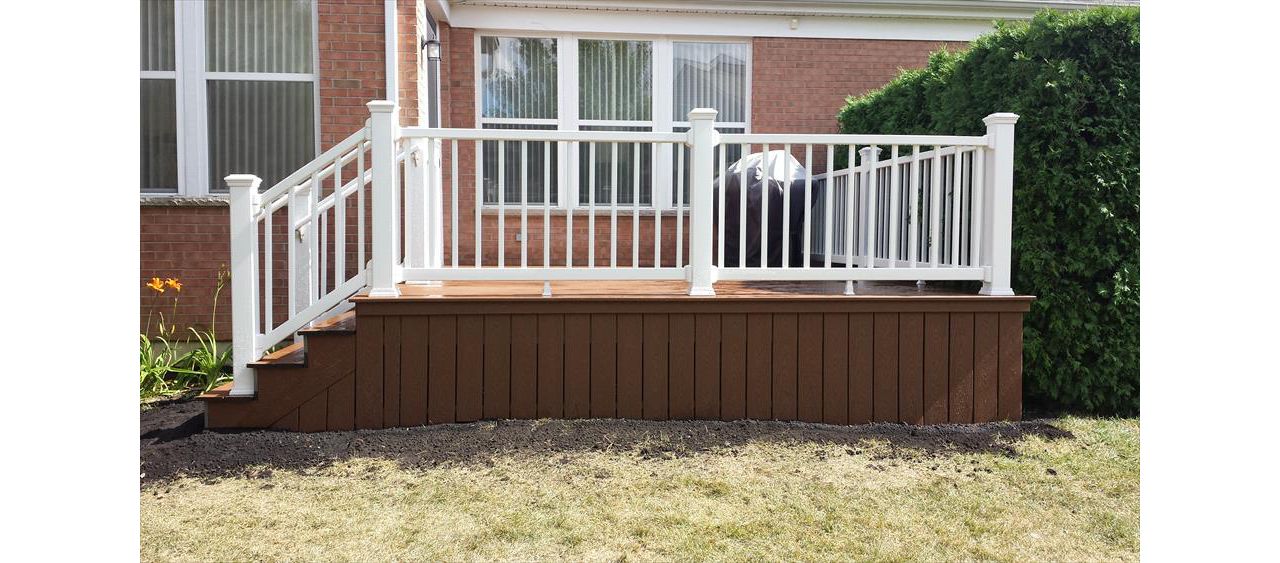 Trex Select decking in Saddle. Trex Select railing system in Classic White.