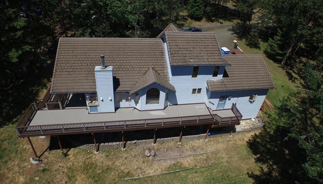 Trex Transcend Vintage Lantern and Gravel Path