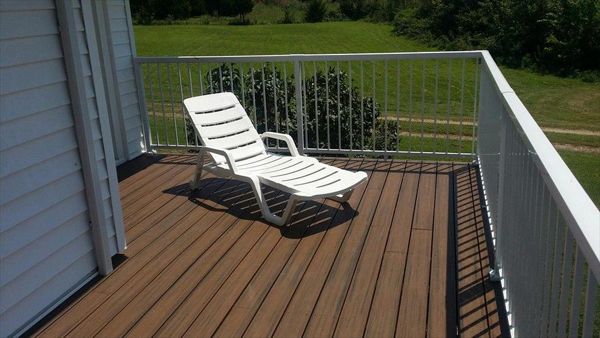 Trex Transcend Spiced Rum decking with White Signature railing at Lake of the Ozarks
