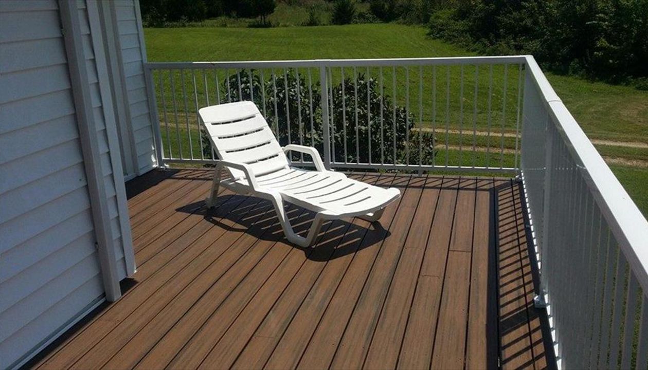 Trex Transcend Spiced Rum decking with White Signature railing at Lake of the Ozarks