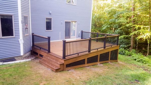 Havana Gold Decking, Spiced Rum Perimeter Fascia, Transcend Black Railing with Havana Gold Cocktail Rail Top