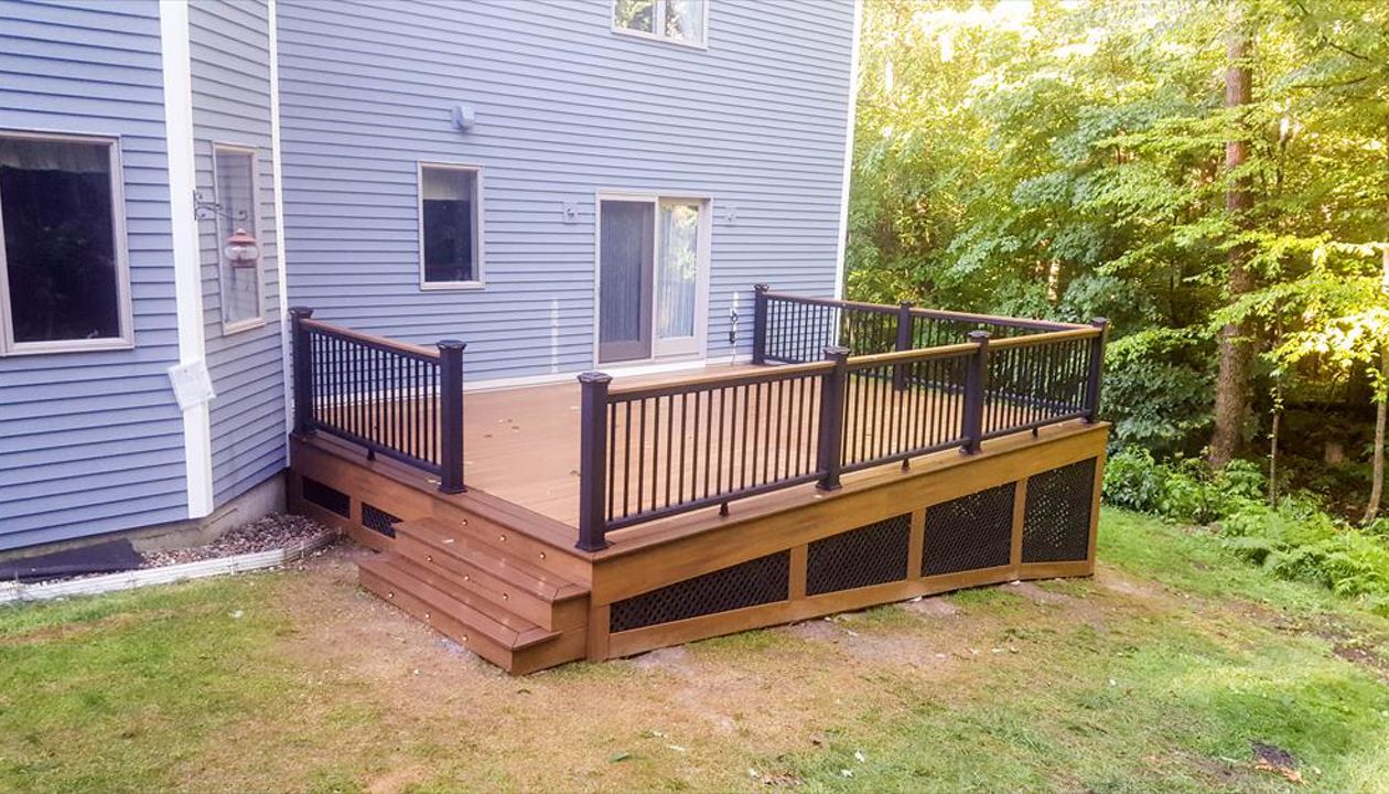 Havana Gold Decking, Spiced Rum Perimeter Fascia, Transcend Black Railing with Havana Gold Cocktail Rail Top