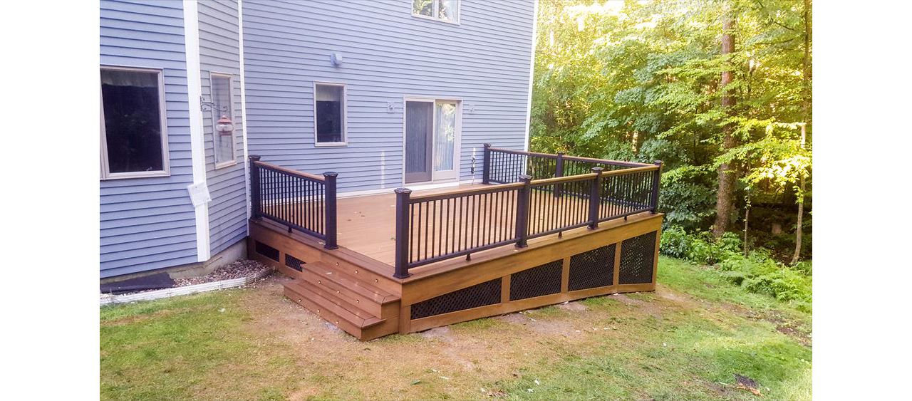 Havana Gold Decking, Spiced Rum Perimeter Fascia, Transcend Black Railing with Havana Gold Cocktail Rail Top