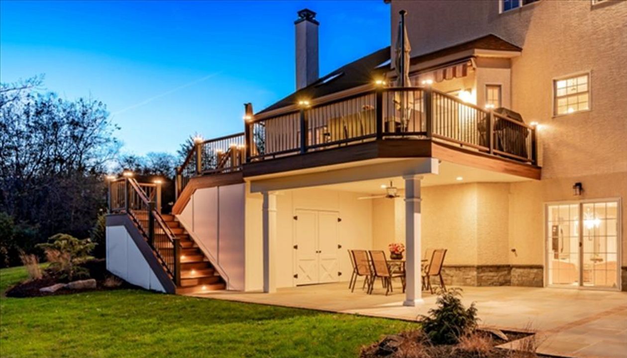 Trex Transcend Spiced Rum deck with Vintage Lantern and Black rail.