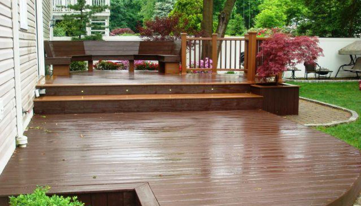 Trex Ground Level Deck with Custom Curved Bench