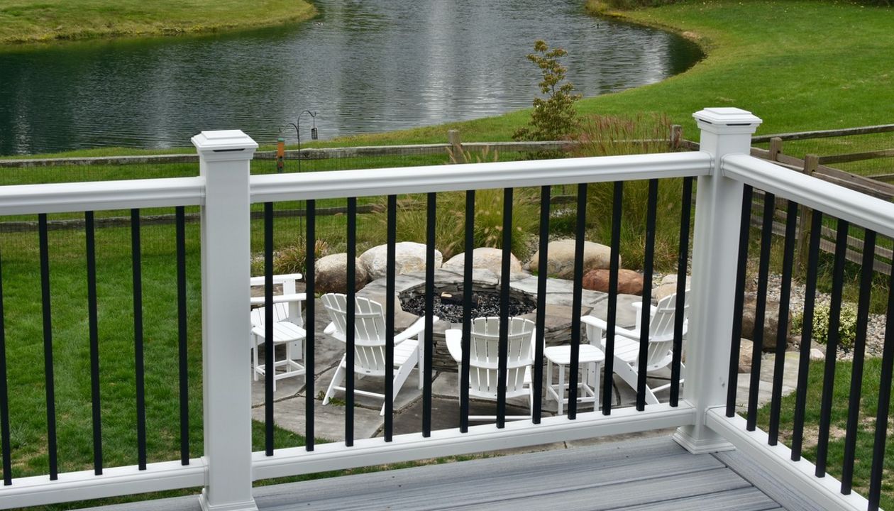Transcend railing with black aluminum balusters