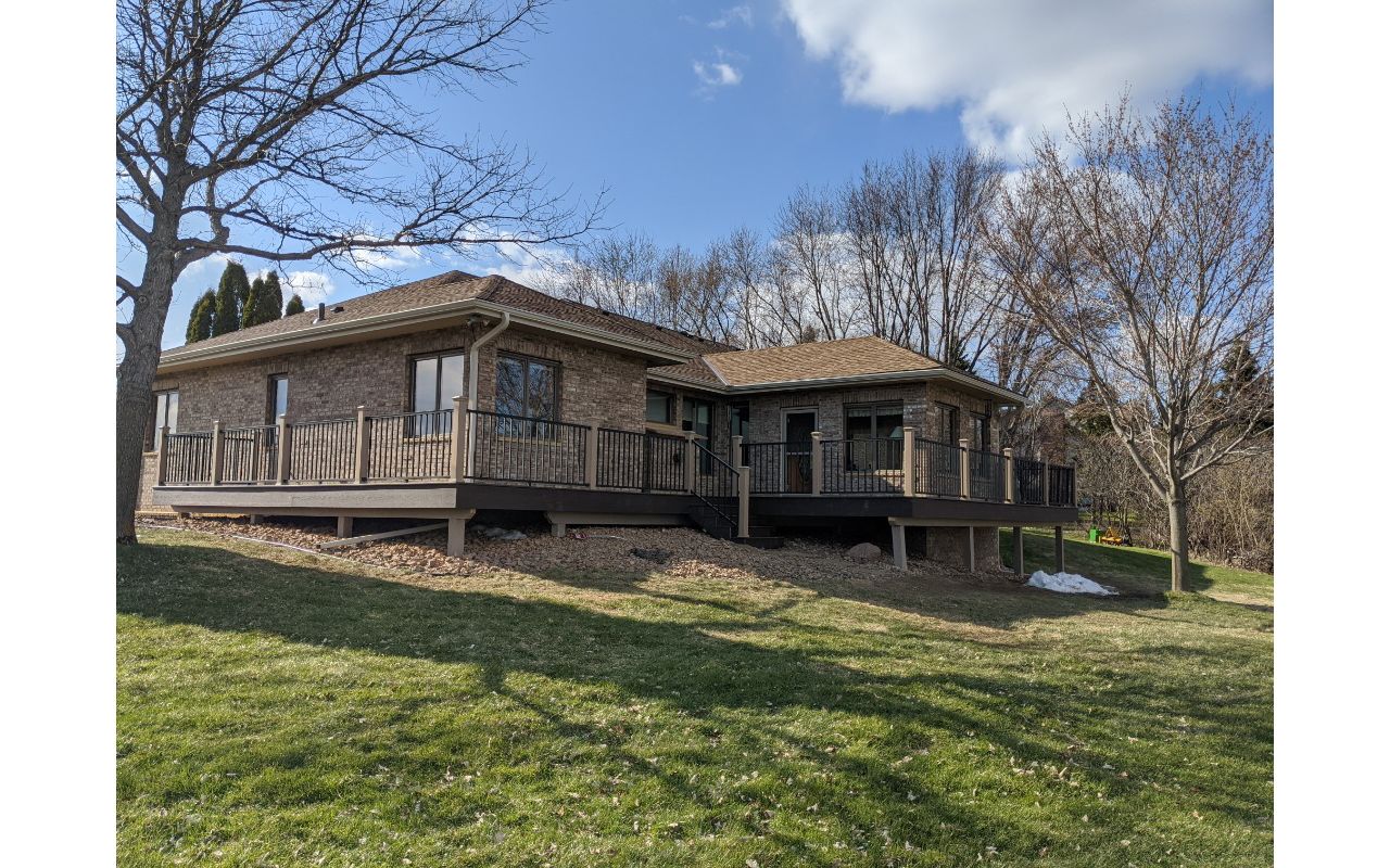 Trex deck in Lakeville with Trex Signature Railing