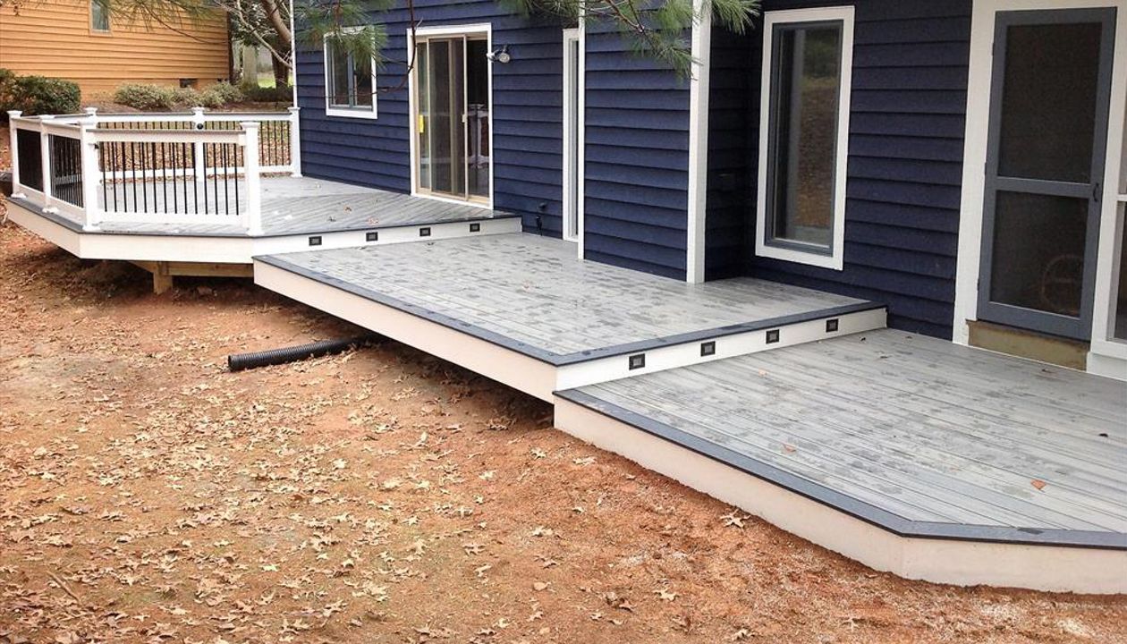 This house was ready made for an open 3 tiered design. The Trex Transcend Island Mist flooring is picture framed with Trex Select Winchester Grey.