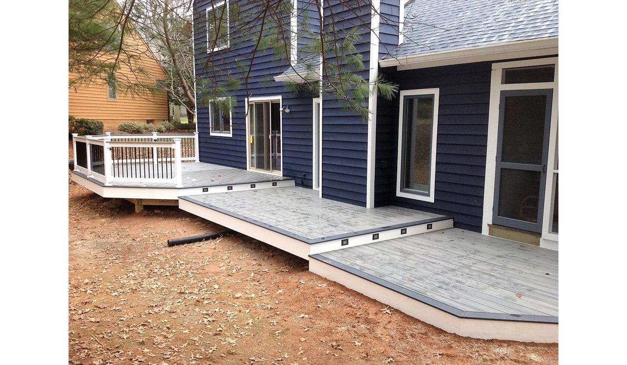 This house was ready made for an open 3 tiered design. The Trex Transcend Island Mist flooring is picture framed with Trex Select Winchester Grey.