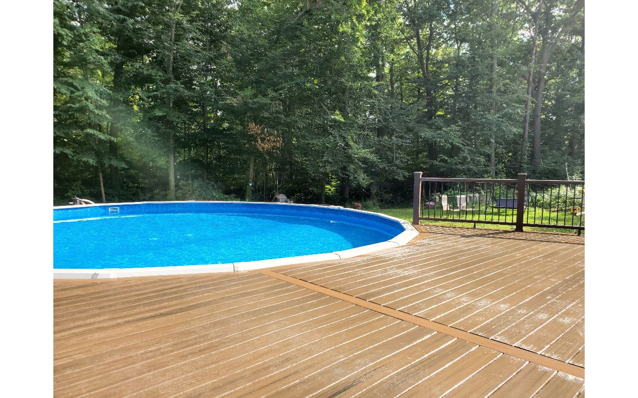 South Lyon - Toasted Sand border with Coastal bluff decking