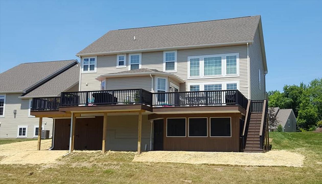 Trex Transcend Havana Gold and Spiced Rum with Charcoal Black Transcend railing in Aurora, OH